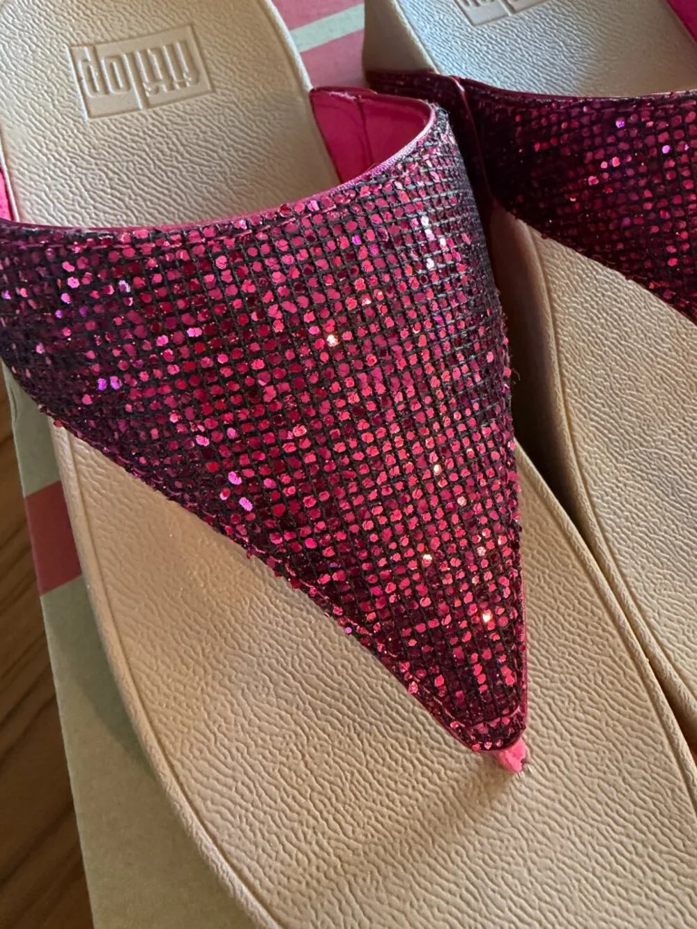 NIB FitFlop Lulu Glitterball Toe-Post Sandals - Raspberry 7.5